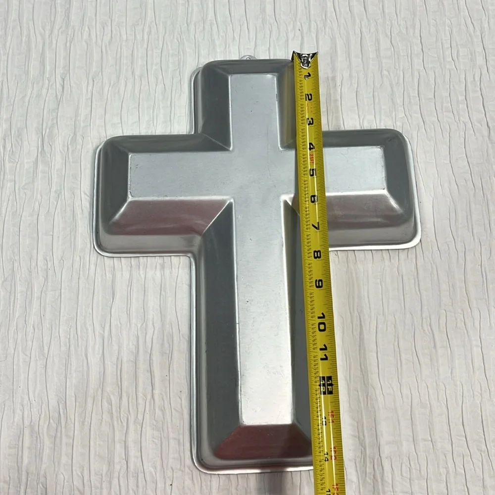 Wilton Cross‎ cake mold